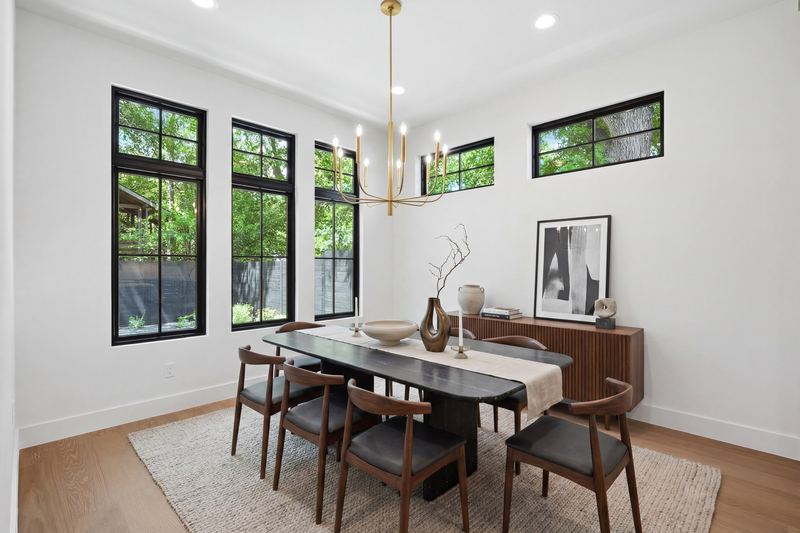 El mismo comedor amueblado con staging virtual