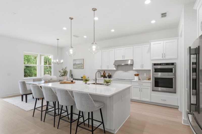 Cocina de la sesión del Módulo 1, editada con color realista y cálido e interiores balanceados